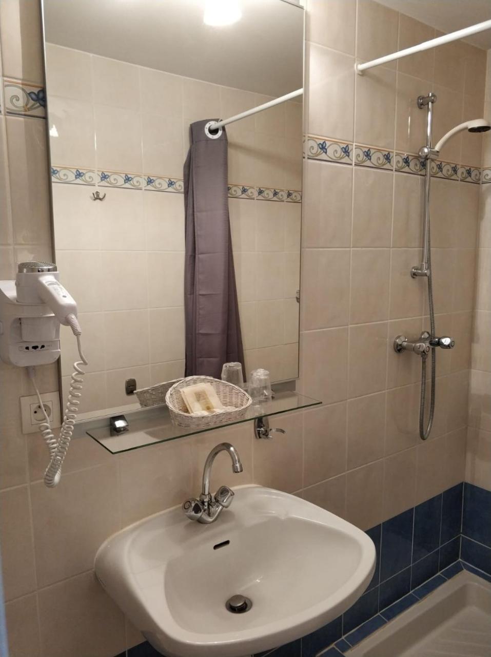 Logis Hotel Calisola Besancon - Soiree Etape Chalezeule Kültér fotó